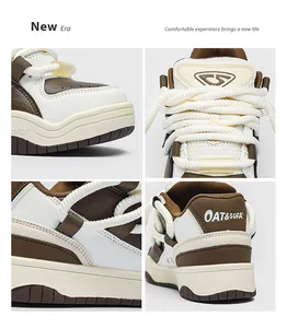 Close-up details van retro sneakers met dikke veters en merklogo-accenten.