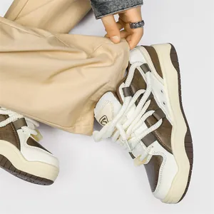 Retro chunky bruin-witte sneakers voor dames en heren, stijlvolle lage skateschoenen.