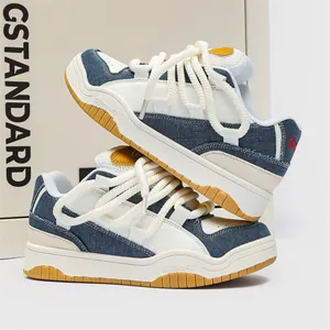 Retro denim lage sneakers met dikke veters en gumzolen in trendy college-stijl