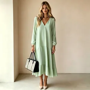Elegante vestido largo verde menta con cuello en V, manga larga y falda de volantes