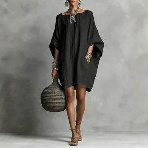 Elegante abito midi vintage in cotone e lino nero con maniche a pipistrello e spalle scoperte