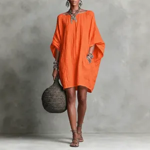 Abito corto boho arancione in cotone e lino con spalle scoperte e maniche a pipistrello