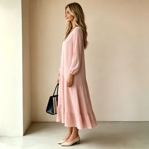 Elegante vestido largo rosa con cuello en V, manga larga y bajo con volantes