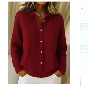 Elegante rode gebreide cardigan met klassieke reverskraag en knopen voor dames mode