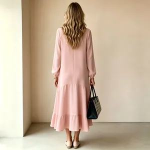 Vista posterior de un elegante vestido largo rosa de manga larga con dobladillo de volantes