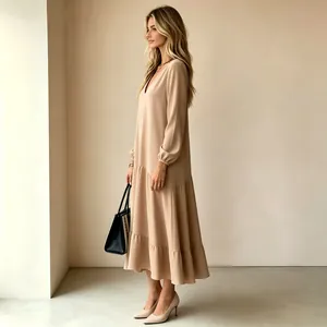 Vista lateral de un elegante vestido largo beige con cuello en V y mangas largas.