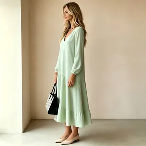 Vista lateral de un elegante vestido verde menta de manga larga con cuello en V.