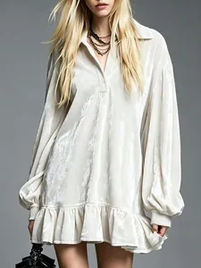 Detailansicht weißes Samtkleid im französischen Stil mit Rüschensaum und Laternenärmeln