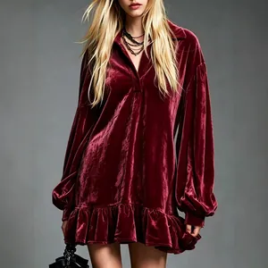 Französisches burgunderrotes Samtkleid mit Laternenärmeln und elegantem Rüschensaum