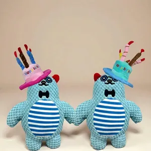 Détail de jouets en peluche bleus mignons pour chiens avec des chapeaux de gâteau d'anniversaire