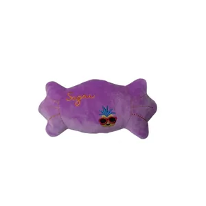 Détail d'un jouet sonore en peluche pour animaux en forme de bonbon violet avec broderie