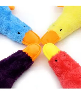 Gros plan de jouets canards en peluche colorés pour chiens montrant la texture douce.