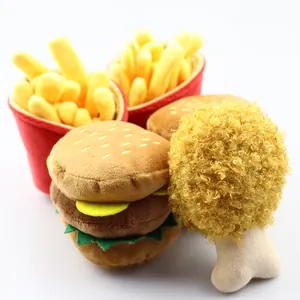Set van pluchen huisdierspeelgoed in de vorm van een burger, patat en gebakken kip
