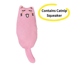 Primer plano de un peluche de gato rosa con expresiones faciales bordadas