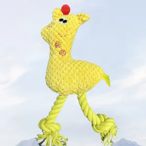 Detalle de juguete sonoro jirafa de peluche amarillo con resistentes patas de cuerda