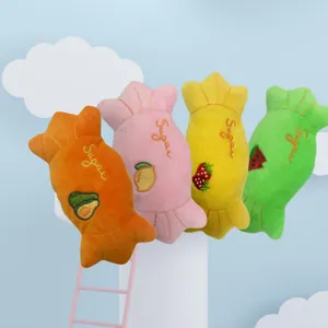 Set di quattro vivaci peluche a forma di caramella per cani con ricami di frutta