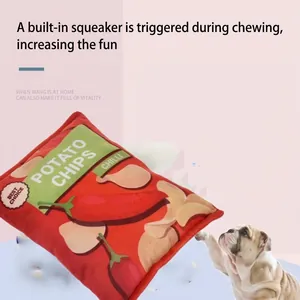Gros plan d'un jouet sonore en forme de sac de chips pour chien avec un bouledogue