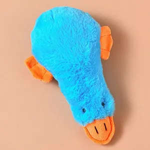Vue de dessus détaillée d'un jouet pour animaux en forme de canard bleu et orange en peluche.