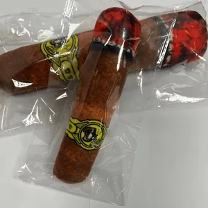 Dettaglio che mostra la trama realistica del tabacco di un gioco di peluche a forma di sigaro