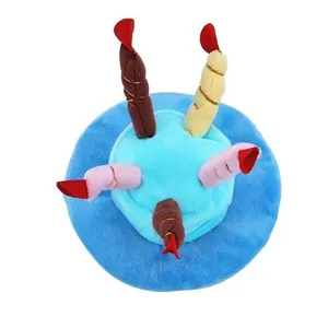 Vue de dessus d'un jouet en peluche en forme de gâteau bleu avec bougies pour chiens