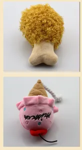 Dettaglio ravvicinato di coscia di pollo in peluche e gelato rosa per cani con squittio