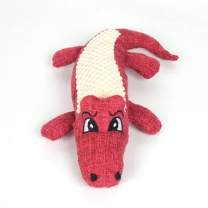 Vue détaillée d'un jouet en peluche crocodile rouge pour chien en tissu texturé