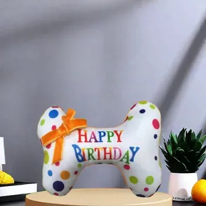 Kleurrijk botvormig piepend hondenknuffeltje met Happy Birthday print en oranje strik