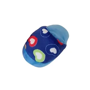 Giocattolo di peluche blu per cani a forma di pantofola con motivi a cuore colorati