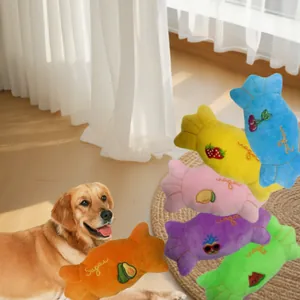 Jouets en peluche pour chiens en forme de bonbon avec motifs de fruits dans un salon