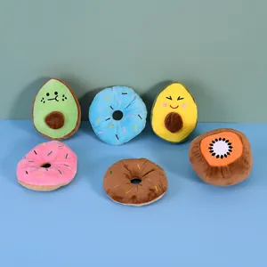 Kleurrijk pluchen hondenspeelgoed in de vorm van fruit en donuts voor huisdieren