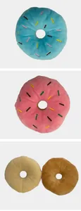 Bunte Plüsch-Hundespielzeuge in Donut-Form in Blau, Rosa, Gelb und Braun für Hunde.