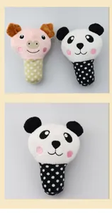 Gros plan de jouets pour chiens en peluche sucette cochon et panda avec poignées à pois