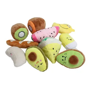 Assortiment de jouets en peluche pour animaux en forme de fruits et légumes variés