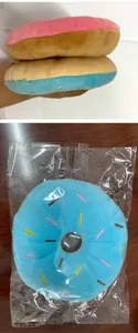 Detailansicht bunter Plüsch-Donut-Hundespielzeuge in Verpackung und Seitenprofil
