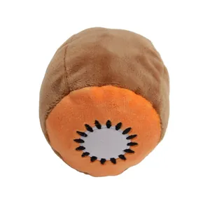 Gros plan d'un jouet en peluche kiwi pour animaux avec des détails brodés