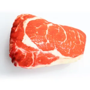Realistisches Plüschtier in Form eines rohen Steaks für Hunde und Katzen auf weißem Hintergrund