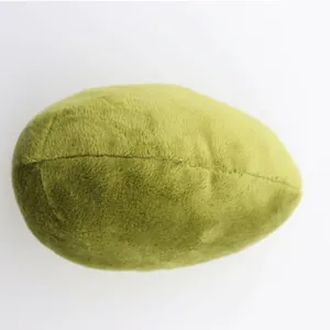 Grünes Avocado-Plüschtier für Katzen mit weicher Textur auf weißem Hintergrund