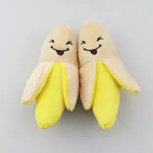 Duo aus niedlichen quietschenden Bananen-Plüschtieren für Haustiere auf grauem Grund