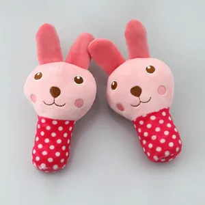 Deux adorables peluches pour chiens en forme de sucette lapin rose sur fond neutre.