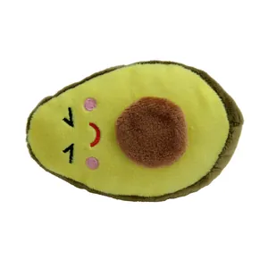 Détail d'une peluche avocat souriante pour chat en tissu jaune doux et broderies