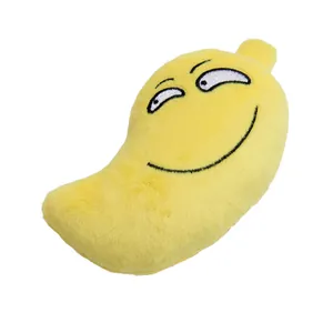 Gros plan d'un jouet en peluche jaune pour animaux avec un visage de dessin animé brodé