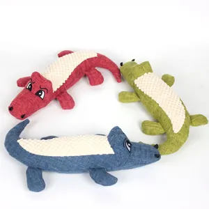 Trois jouets pour chiens crocodiles en peluche avec dos texturé pour les dents.