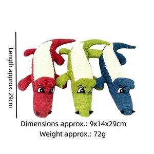 Vue détaillée de trois jouets pour chiens crocodile en peluche avec étiquettes de taille