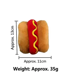Detail van een pluche hotdog piepspeeltje voor honden met afmetingen van 13x11cm