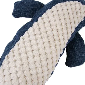 Gros plan du tissu texturé et résistant du jouet en peluche crocodile pour chien