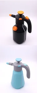 Detalle de pulverizadores de presión manual en colores negro-naranja y azul-gris