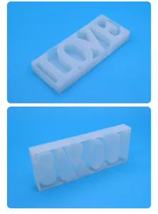 Dettaglio ravvicinato dello stampo in silicone bianco traslucido con lettere LOVE DIY