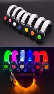 Gedetailleerd overzicht van LED-armbanden in verschillende kleuren, aan en uit.