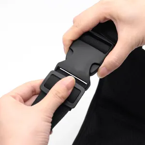 Gros plan sur la boucle en plastique robuste de la ceinture de course étanche noire