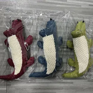 Vue détaillée de trois jouets en peluche pour chiens en forme de crocodile colorés